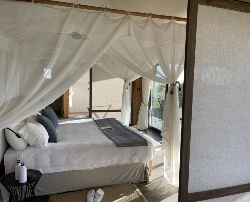 Großes Bett mit toller Aussicht, Nanyukie Lodge