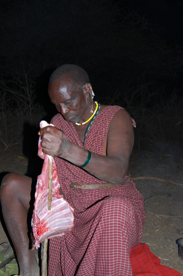 Maasai bereit Nyama Choma (Grillfleisch) zu, Engaruka Dorf