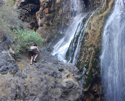 Lake Natron Wasserfall Safari_Moe am Klettern