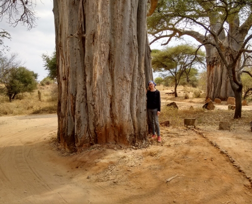 Safari Beraterin Lisa neben Affenbrotbaum im Tarangire Nationalpark