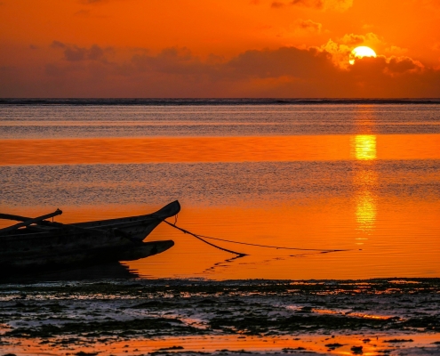 Ugunja Sonnenuntergang mit Fischerboot