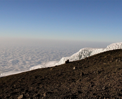 Kilimandscharo über den Wolken mit Aussicht auf Gletscher