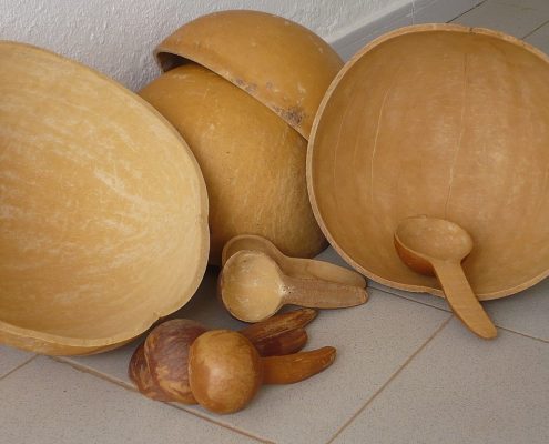 Aus Kalabassenfrucht gefertigte Schalen und Löffel