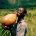 Ein Mann aus dem Kongo trinkt Wasser aus einer traditionellen Kalabasse