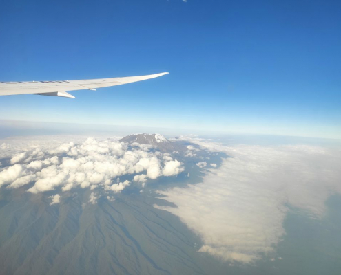 Ausblick auf den Kilimandscharo aus dem Flugzeug
