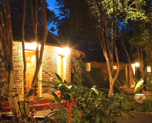 Ilboru Safari Lodge Cottages bei Nacht