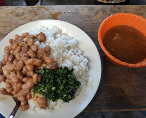 Swahili Essen in Arusha, Wali maharagwe (Reis mit Bohnen), serviert mit Spinat und einer optionalen Rindfleisch Soße