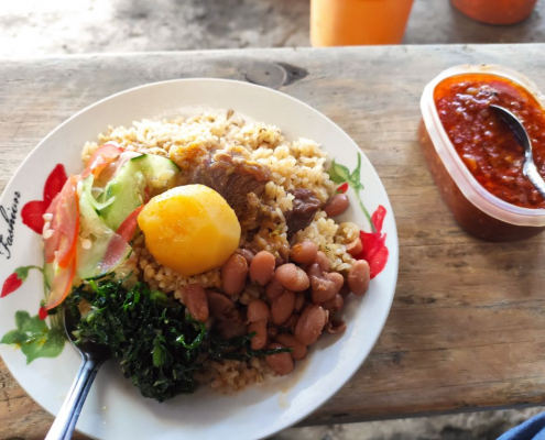 Vermutlich das beste Pilau in Arusha, serviert mit Spinat, Kartoffeln, Gemüse und einer fantastischen Pili Pili - Chili Soße