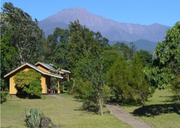 Meru Mbega Lodge mit Mount Meru im Hintergrund