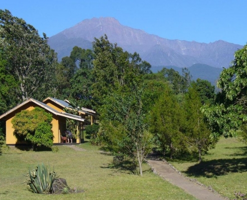 Meru Mbega Lodge mit Mount Meru im Hintergrund