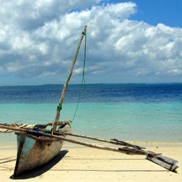 Fischerboot am feinen Sandstrand von Sansibar