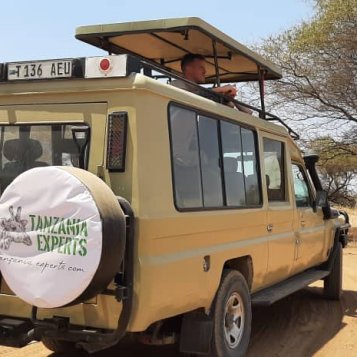 Tanzania Experts Gäste auf Safari in Tansania mit einem verlängerten Safari Auto und speziellem Hubdach